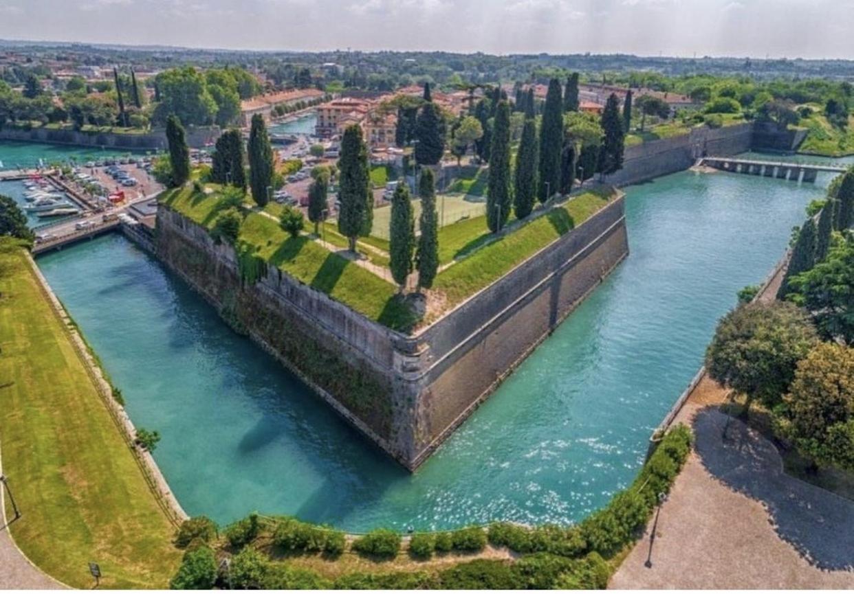 Nuova Barcaccia 3*